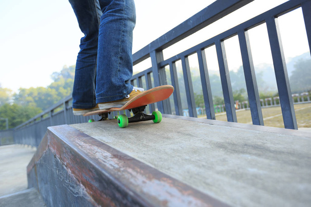 skateboarder legs riding skateboard  - Фото, зображення