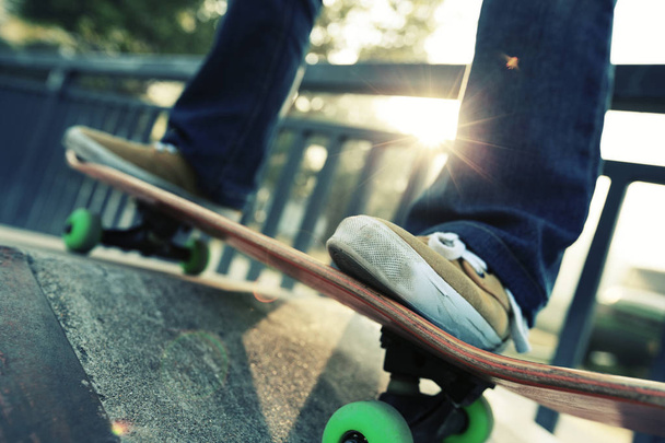 skateboarder legs riding skateboard  - Foto, Imagen