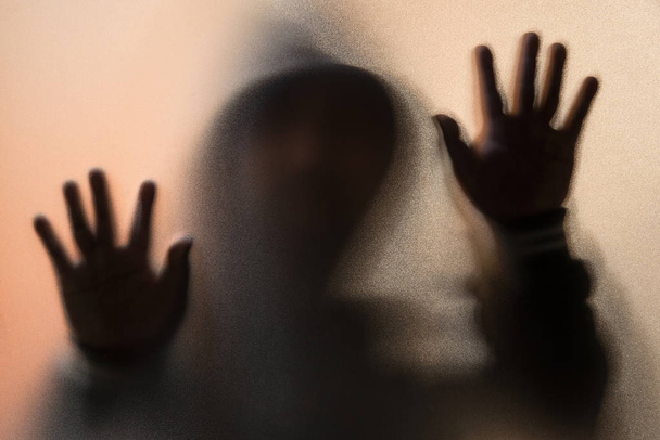 Schatten-Unschärfe des Horror-Mannes in Jacke mit Kapuze - Foto, Bild