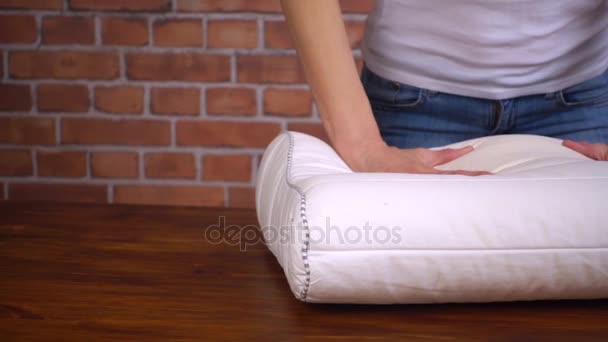 Κορίτσι ελέγχει την ακαμψία του μαξιλάρι, αργή κίνηση βίντεο hd - Πλάνα, βίντεο
