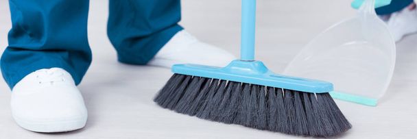 Cleaning with a brush - Фото, зображення