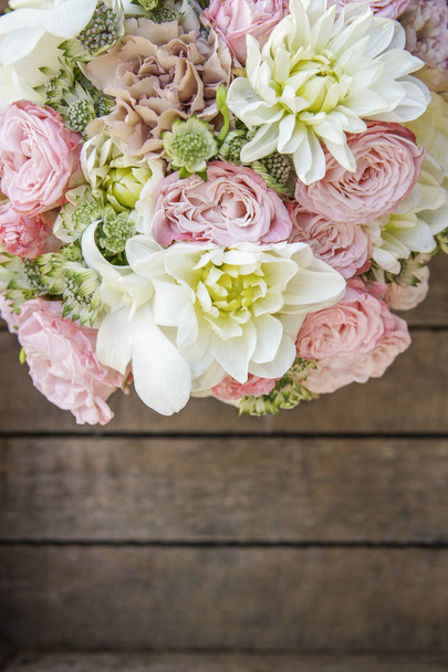 Wedding bouquet with roses, dahlias and carnations - Foto, Imagen