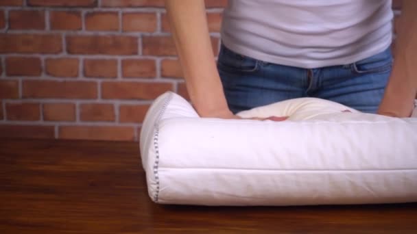 Γυναίκα επιλέγει ένα μαξιλάρι για να κοιμηθείτε, αργή κίνηση βίντεο hd - Πλάνα, βίντεο