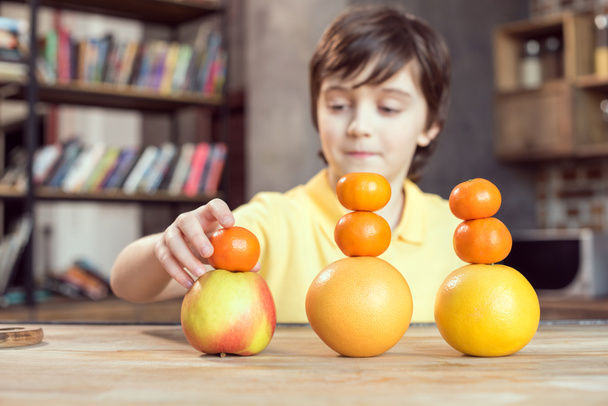 Boy playing with fruits - Foto, afbeelding