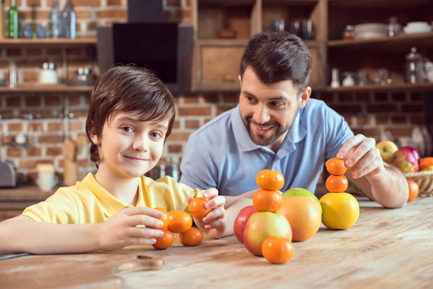 Father and son with fruits - Photo, Image