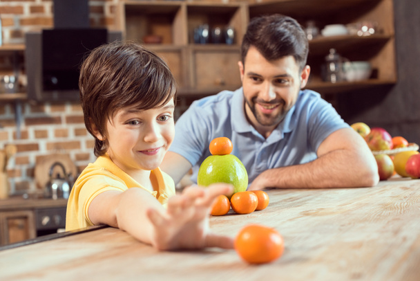 Father and son with fruits - Foto, imagen