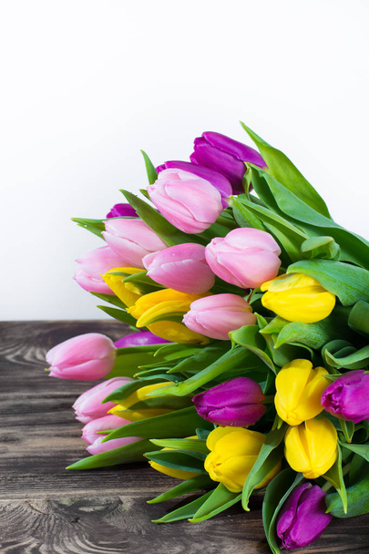 Букет красивих різнокольорових весняних тюльпанів на білому тлі
 - Фото, зображення