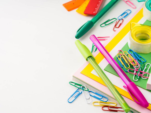 İleti örneği renkli okul araç aksesuarları kalemler yazma - Fotoğraf, Görsel