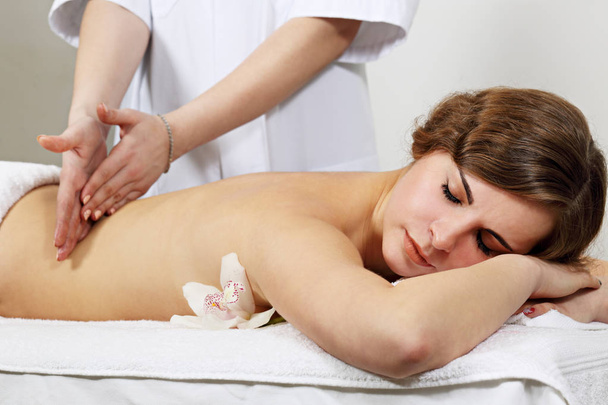 mulher recebendo uma massagem nas costas - Foto, Imagem