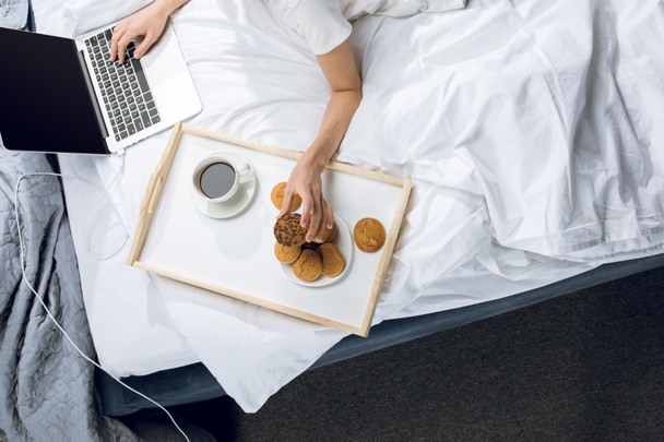woman using laptop in bed - Foto, Bild