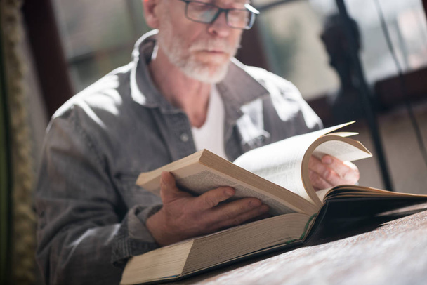 Homem lendo um livro, efeito de luz dura
 - Foto, Imagem