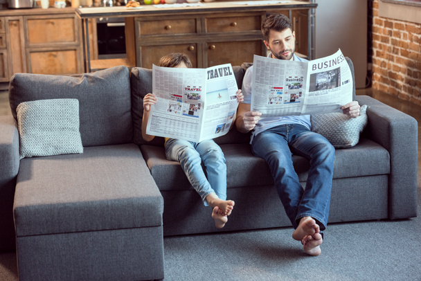 father and son reading newspapers - Φωτογραφία, εικόνα