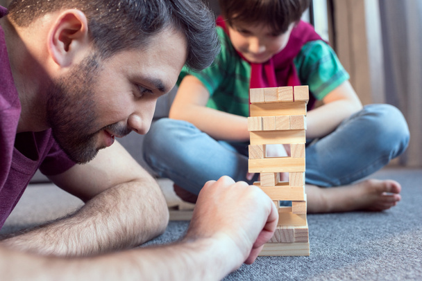 father and son playing jenga - Fotoğraf, Görsel