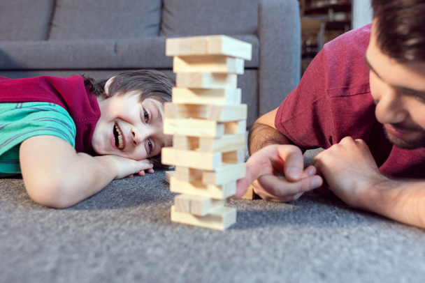 father and son playing jenga - Foto, afbeelding