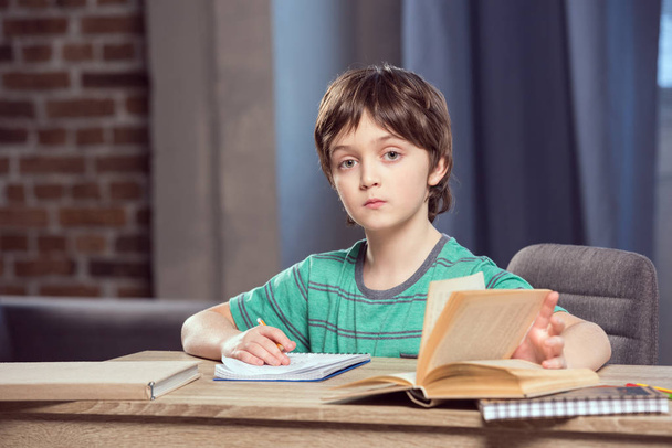 boy doing homework - Foto, imagen