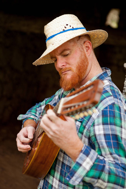 rossa barbuto uomo con chitarra
 - Foto, immagini