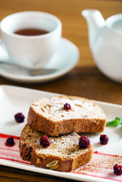 delicious carrot cake with berries - Foto, Imagen