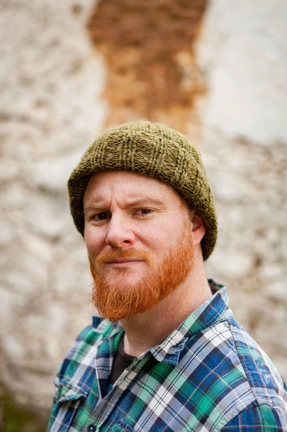 Рыжеволосый бородатый мужчина в шапочке
 - Фото, изображение