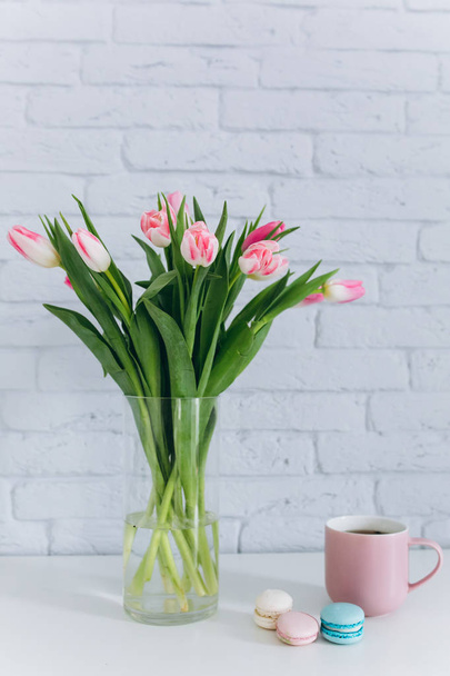 rosa Tulpen und Macarons - Foto, Bild