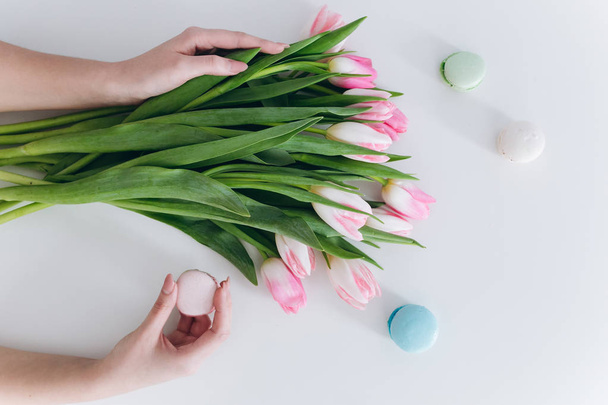 ruce držící tulipány a macaron - Fotografie, Obrázek