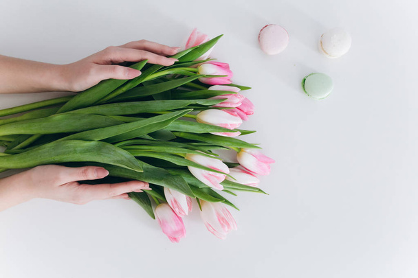 ruce držící tulipány - Fotografie, Obrázek