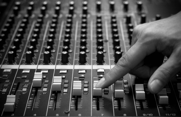Nahaufnahme Hand Anpassung Audio-Mixer - Foto, Bild