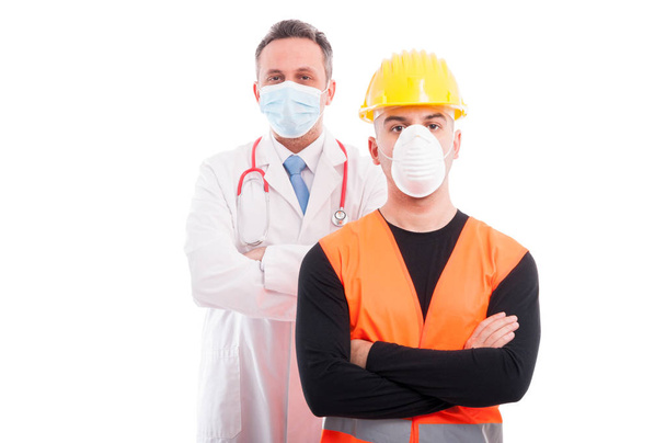 Constructor masculino y médico ambos de pie con los brazos cruzados
 - Foto, imagen