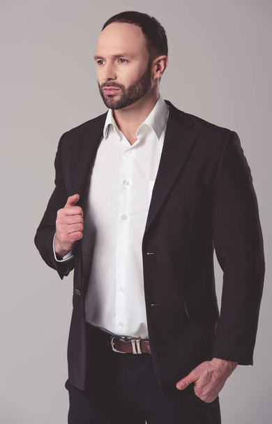 Handsome confident businessman - Foto, afbeelding