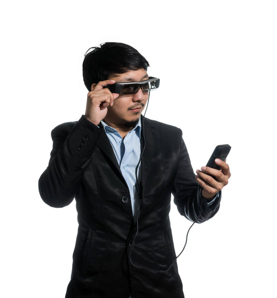 Uomo d'affari che indossa occhiali ad alta tecnologia
  - Foto, immagini