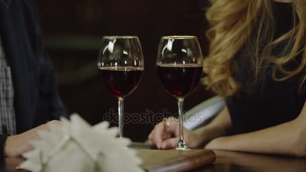 kırmızı şarap ile toasting yakın çekim - Video, Çekim