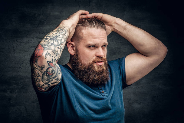 Бородатый толстяк с татуировками на руке
 - Фото, изображение