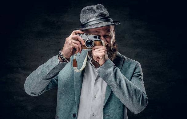 Bartträger hält Fotokamera in der Hand - Foto, Bild