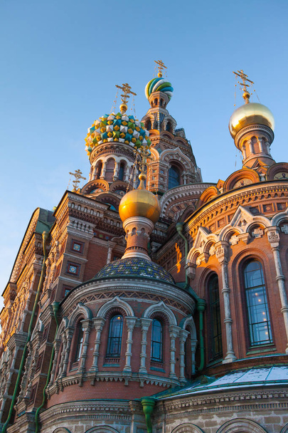 Saint-Pétersbourg, Cathédrale de la Résurrection sur le Sang, fragment, icônes en mosaïque, dômes dorés
 - Photo, image