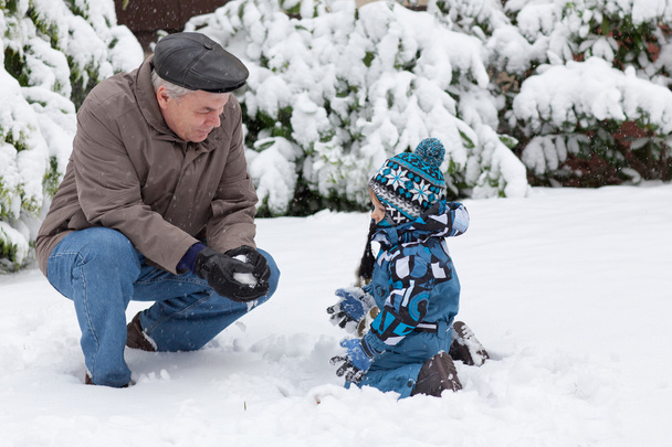 Abuelo y niño pequeño en el día de invierno
 - Foto, Imagen