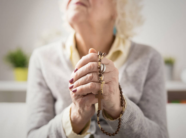 Grandma prayng with rosary in her hands - Zdjęcie, obraz