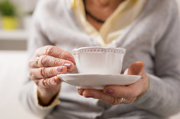 コーヒーのカップを持つおばあちゃん/茶 - 写真・画像