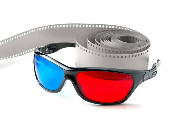 3D γυαλιά και λωρίδα φιλμ σε λευκό φόντο - Φωτογραφία, εικόνα