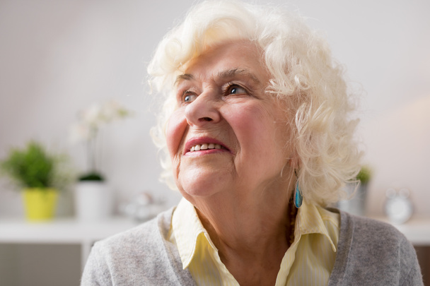 Boldog idős asszony portréja - Fotó, kép