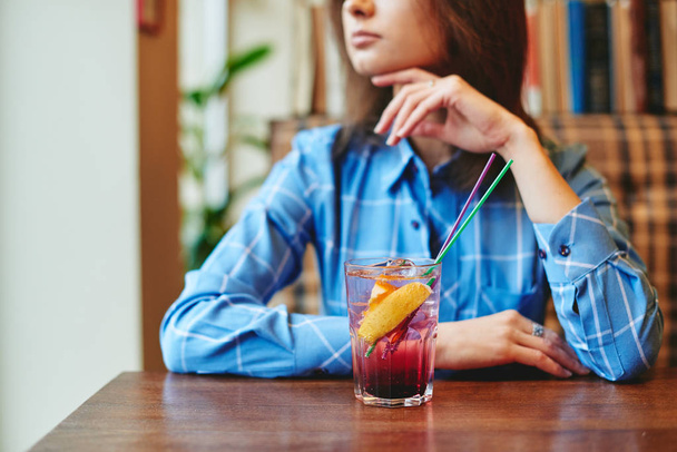 Nainen juo cocktailia - Valokuva, kuva