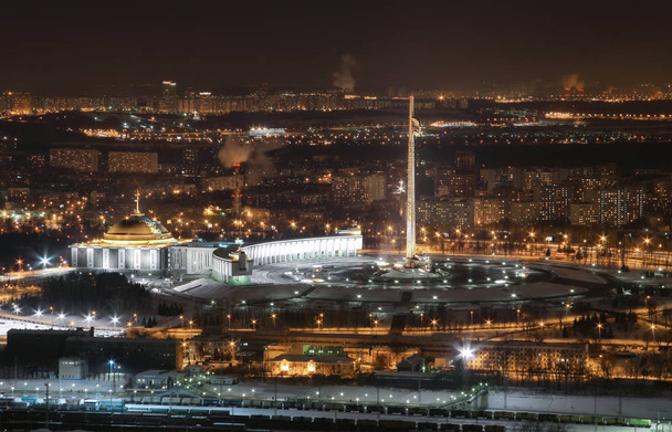 Poklonnaya Gora Moskova'da üzerinde zafer Parkı yükseklik Memorial kompleksi geceleri görünümü panoramik. - Fotoğraf, Görsel