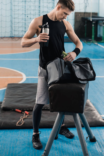 Jonge sportman in gym - Foto, afbeelding