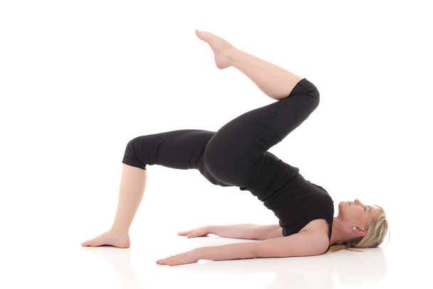 jonge yoga vrouw doen yogatic oefening - Foto, afbeelding