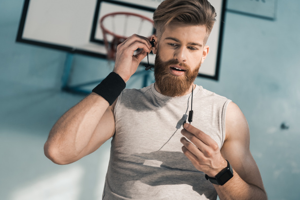 sporty man listening to music - Photo, Image