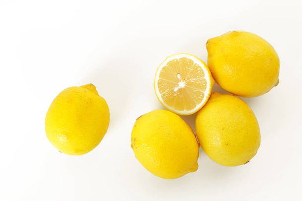 fresh lemon whole and slice with lemon leaf - Foto, afbeelding