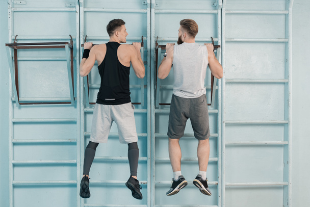 sporty men exercising in gym - Foto, imagen