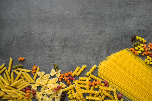 Erilaisia pastaa - spagetti, penne, fusilli, värillinen vasikka
 - Valokuva, kuva