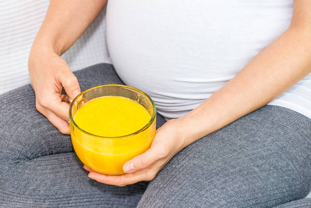 Pregnant woman with orange juice - Zdjęcie, obraz