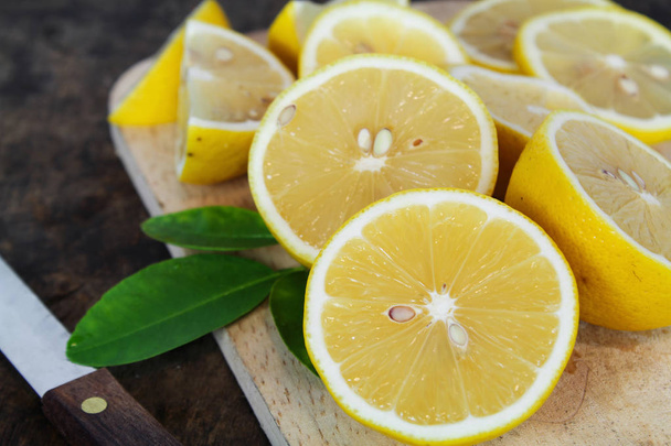 fresh lemon whole and slice with lemon leaf - Foto, Imagem