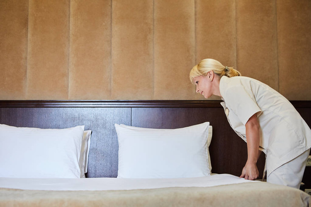 Hotel service. Made making bed in room. - Foto, Imagem