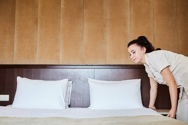 Hotel service. Made making bed in room. - Valokuva, kuva